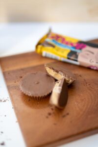 Tagliere di legno con biscottini al cioccolato proteici