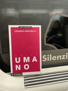 Il libro "Umano" fotografato su di un frecciarossa